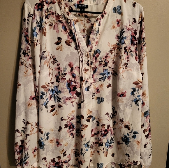 Torrid Flowers Blouse Size 0 Plus Size - Picture 2 of 5